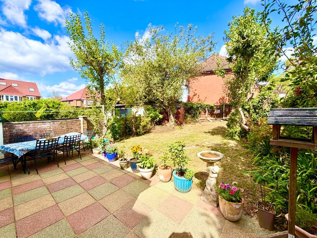 Semi Detached House for sale in London, Lewgars Avenue, Kingsbury, London, NW9 8AS