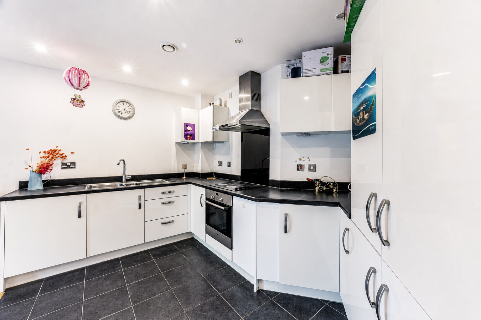 Apartment for sale in Birmingham, Mason Way, Park Central, Birmingham City Centre, B15, 550 m²