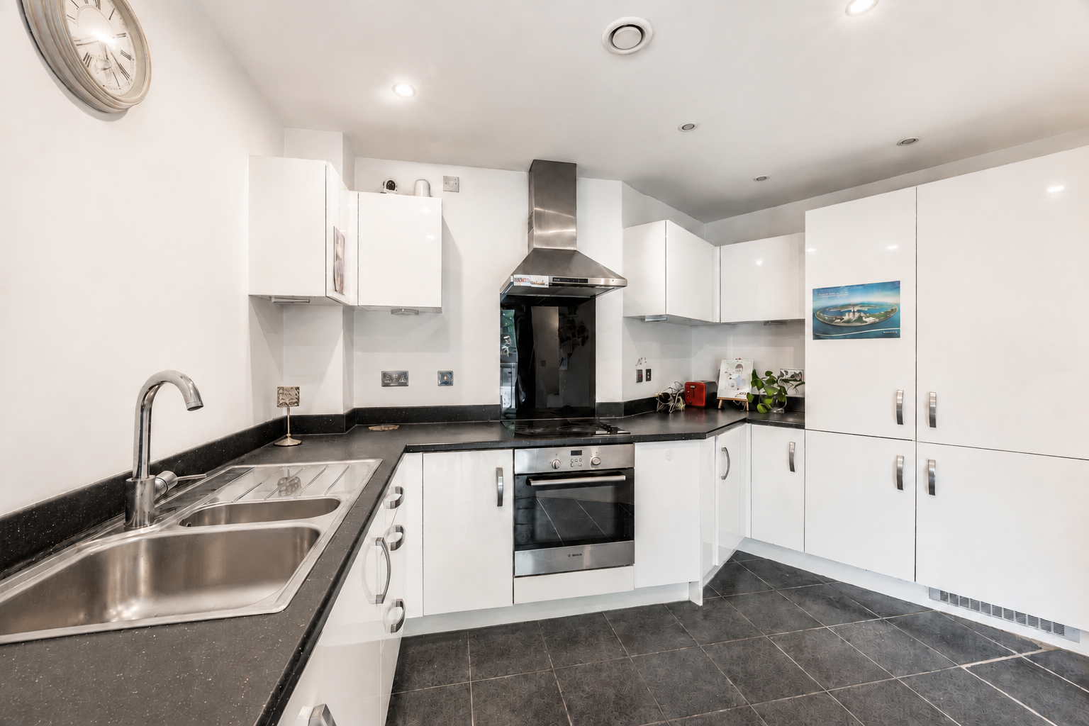 Apartment for sale in Birmingham, Mason Way, Park Central, Birmingham City Centre, B15, 550 m²