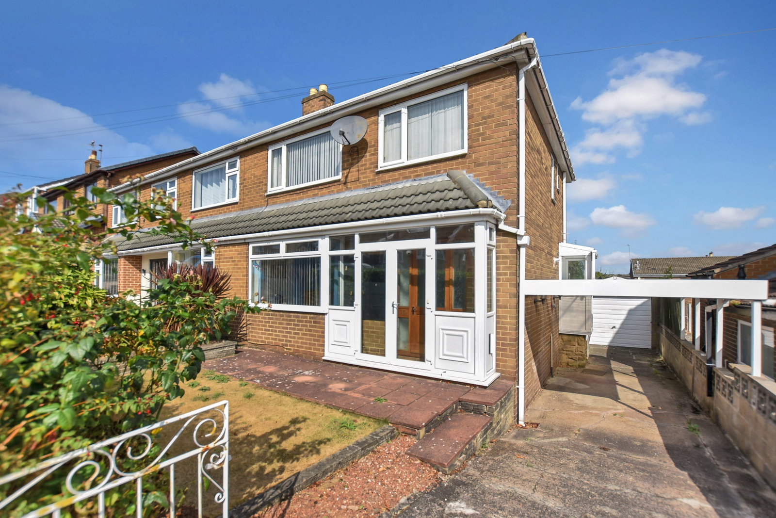 Semi Detached House for sale in Wakefield, Pippins Green Avenue, KIRKHAMGATE, Wakefield WF2 0RX, 904 m²