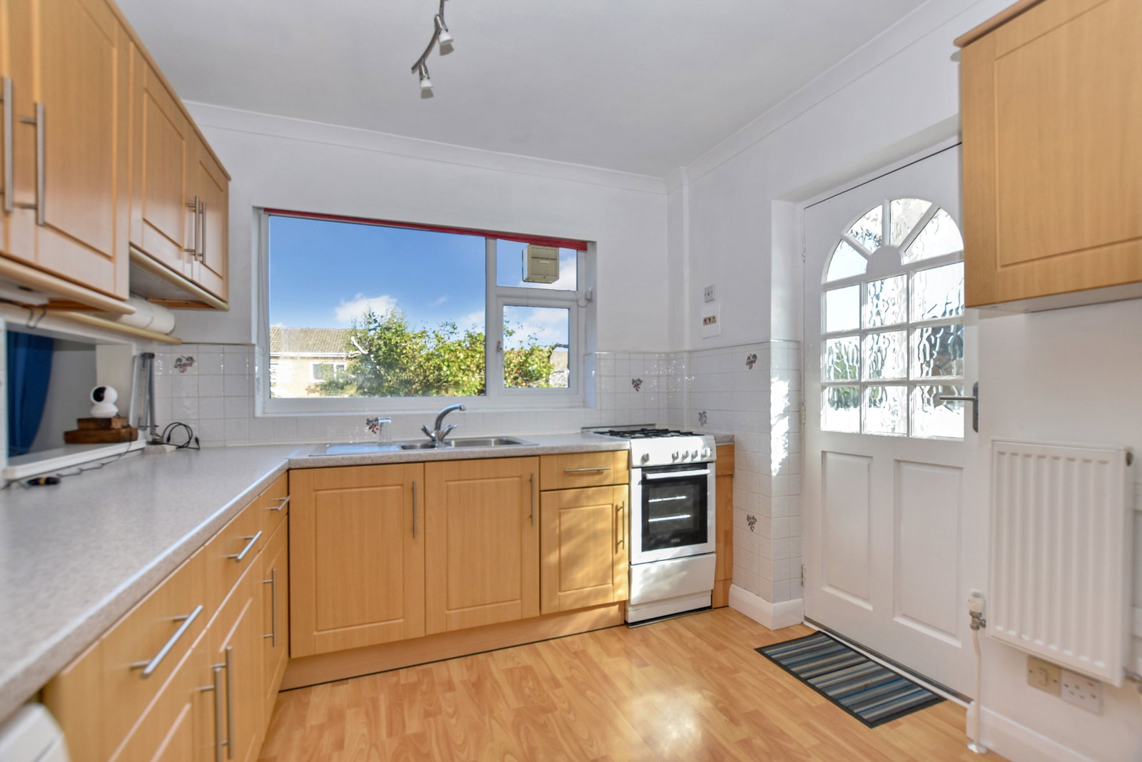 Semi Detached House for sale in Wakefield, Pippins Green Avenue, KIRKHAMGATE, Wakefield WF2 0RX, 904 m²