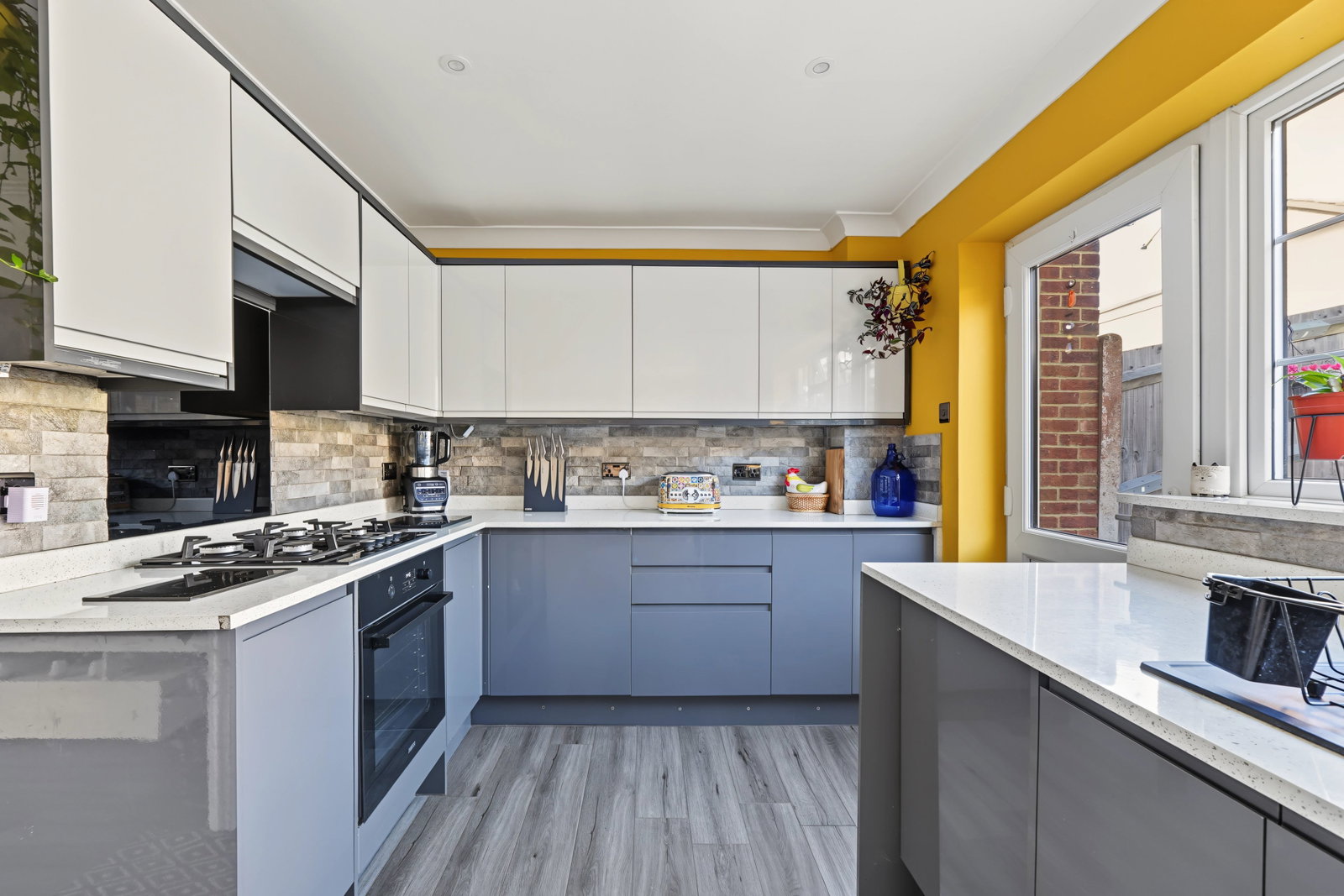 End Of Terrace House for sale in Chatham, Christie Close, Walderslade, Chatham, ME5 7NQ, 1261 m²