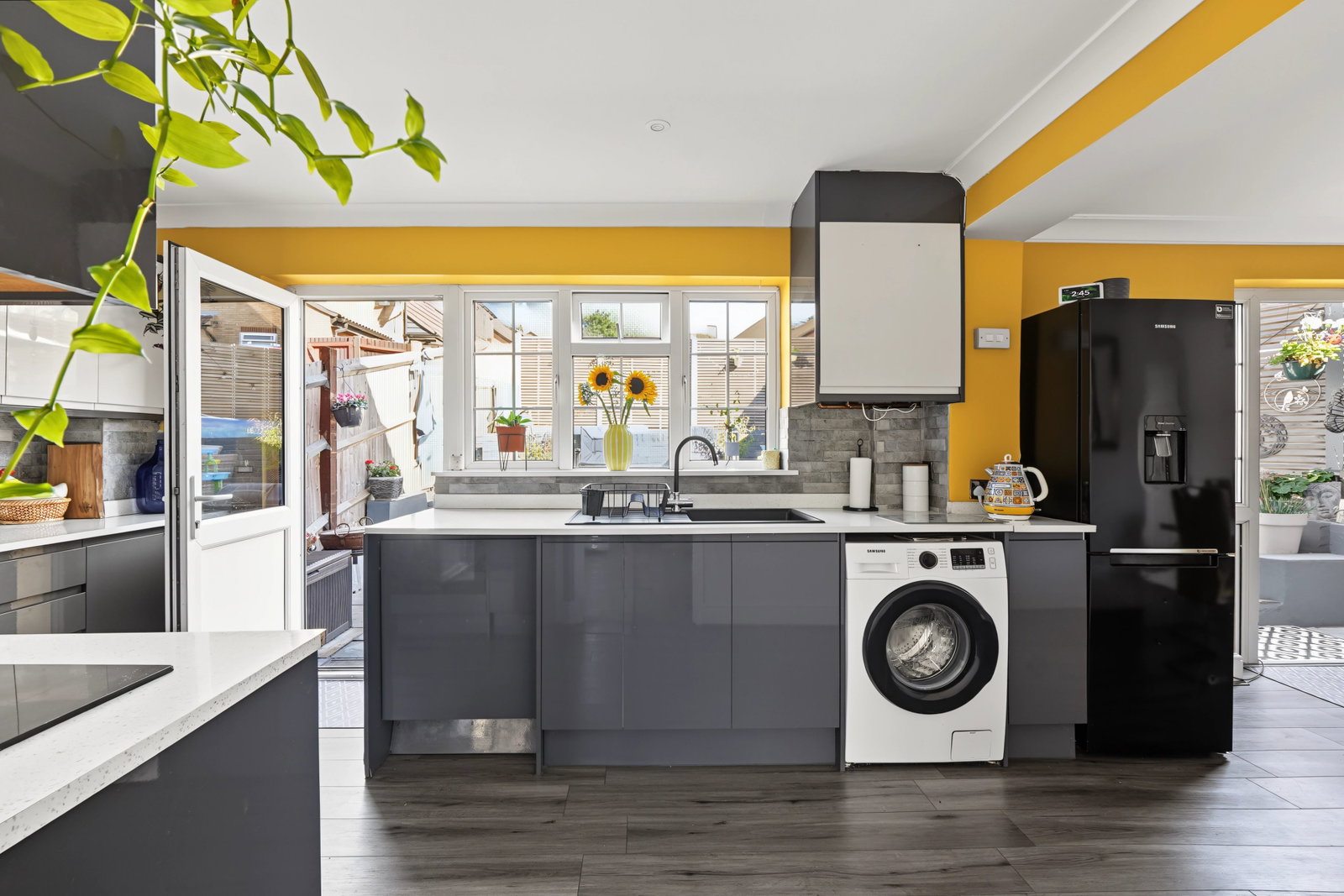 End Of Terrace House for sale in Chatham, Christie Close, Walderslade, Chatham, ME5 7NQ, 1261 m²