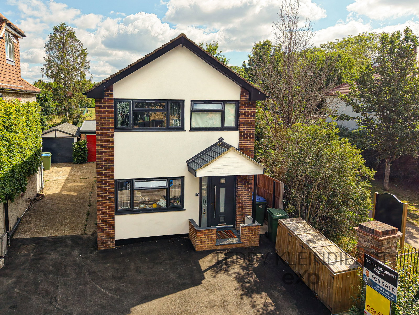Detached House in Thames Ditton