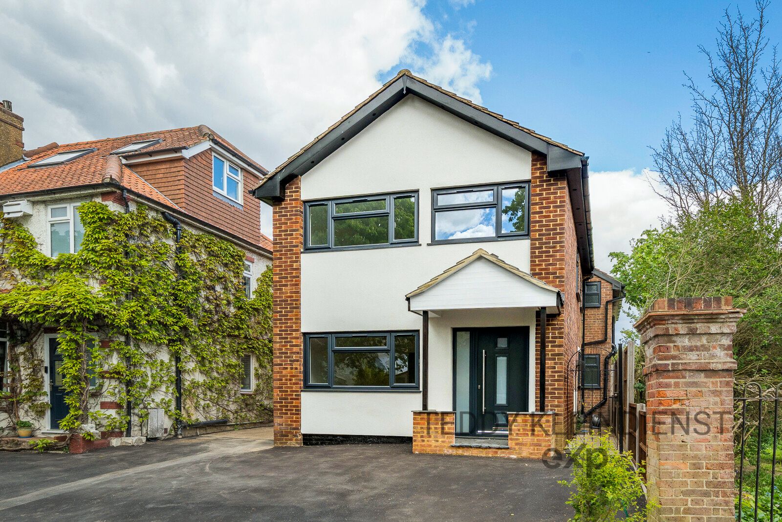 Detached House in Thames Ditton