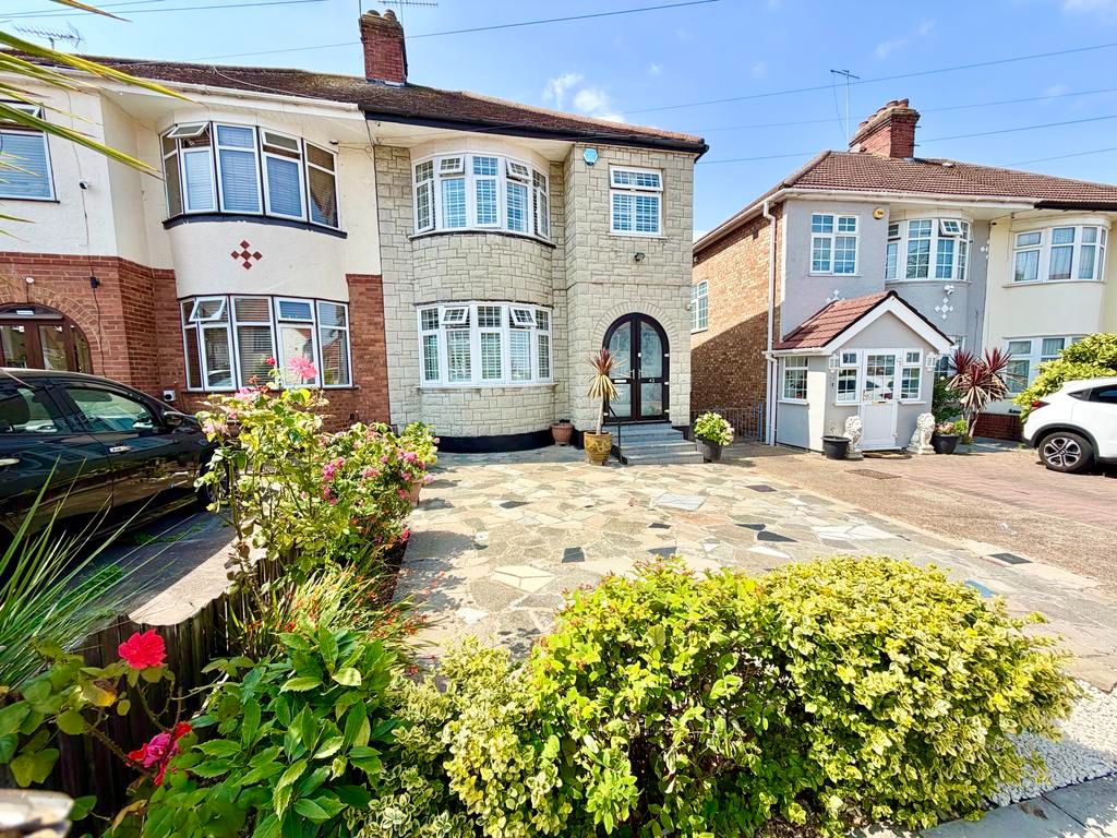 Semi Detached House for sale in London, Grove Crescent, London, NW9 0LP