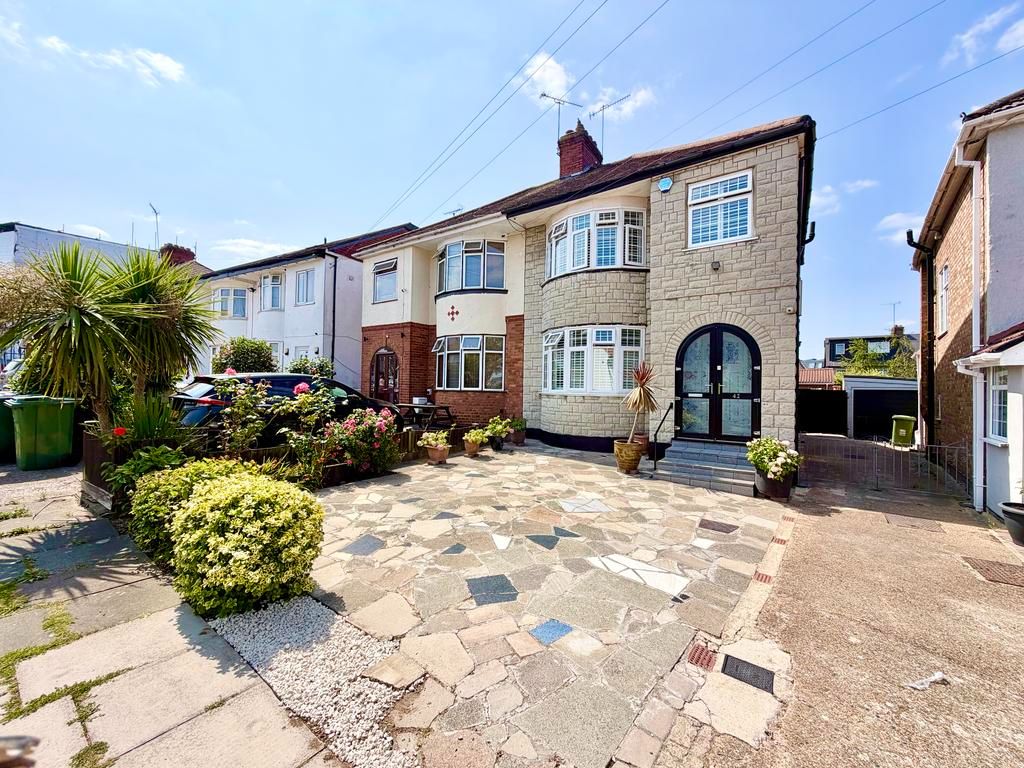 Semi Detached House for sale in London, Grove Crescent, London, NW9 0LP