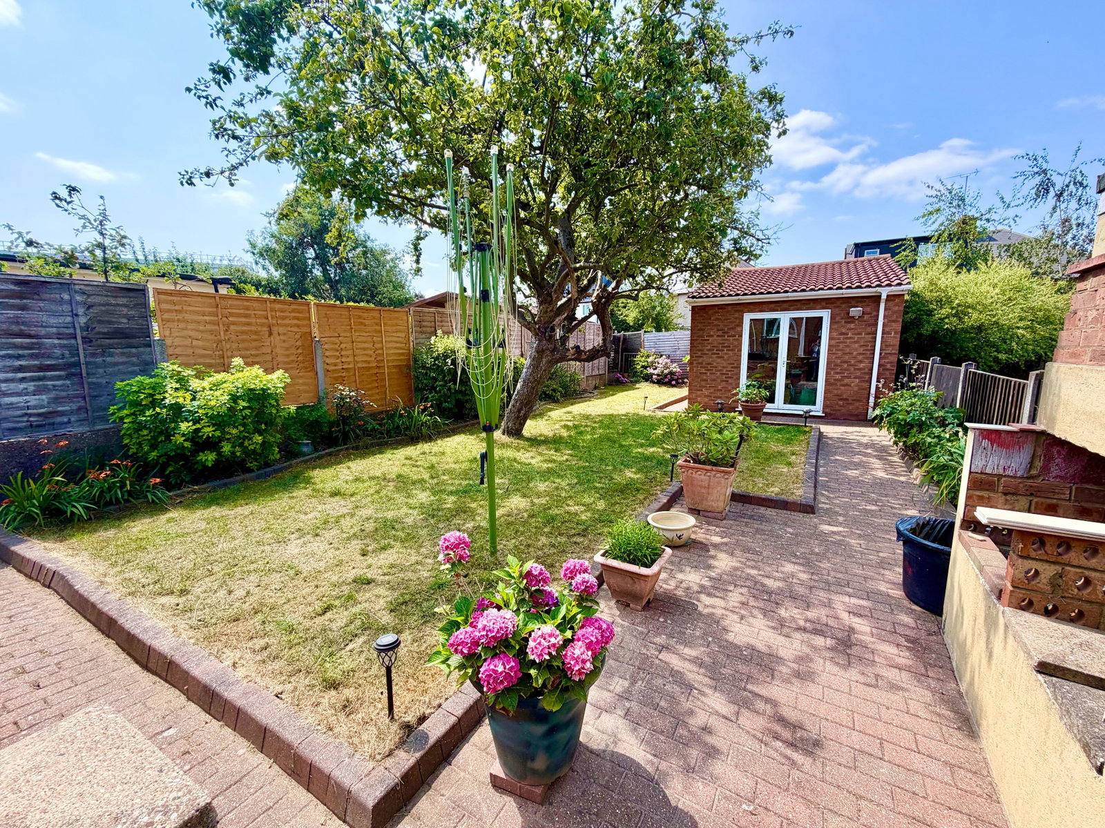 Semi Detached House for sale in London, Grove Crescent, London, NW9 0LP