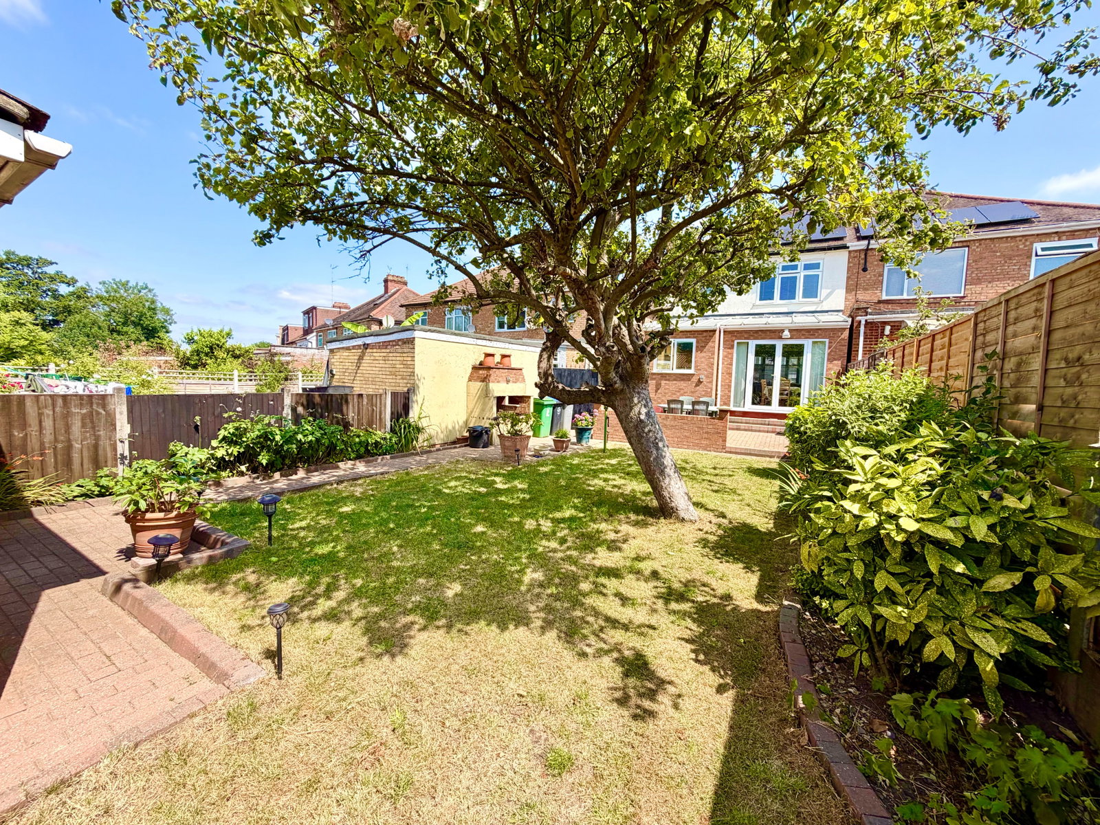 Semi Detached House for sale in London, Grove Crescent, London, NW9 0LP