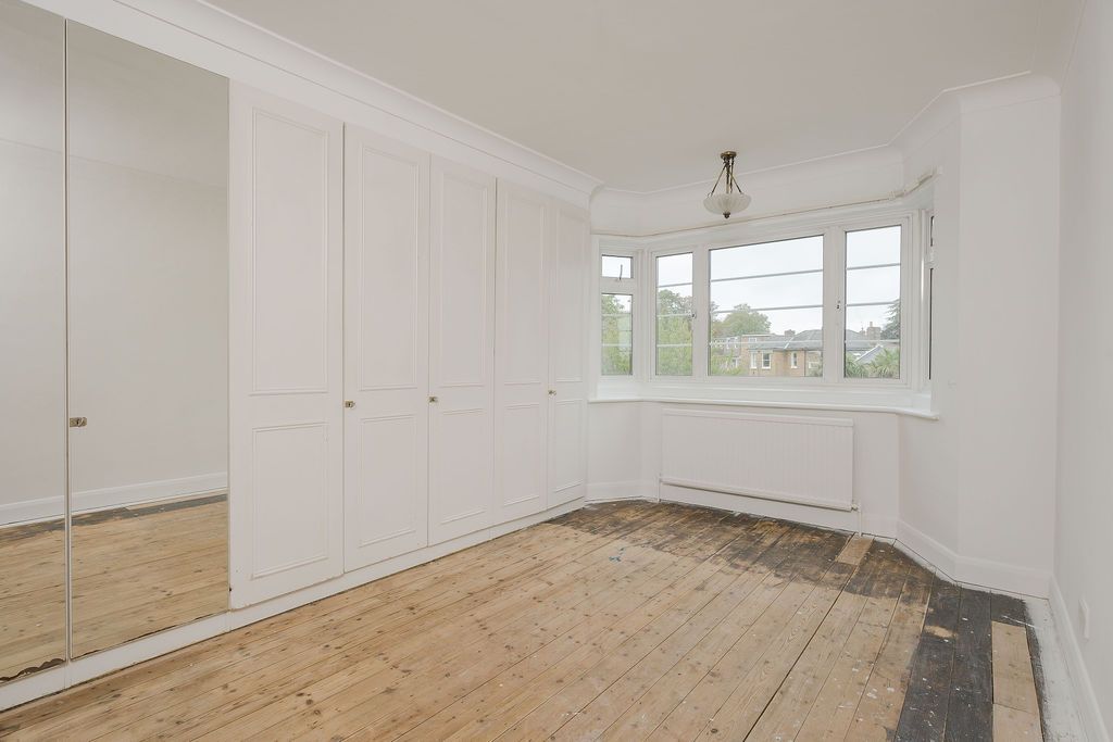 Flat for sale in London, Upper Richmond Road West, London, SW14 7DJ