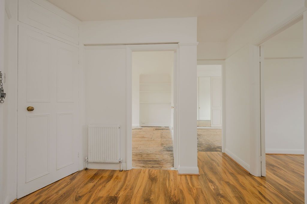Flat for sale in London, Upper Richmond Road West, London, SW14 7DJ
