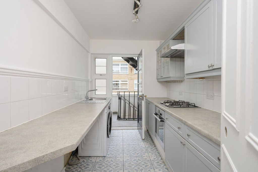 Flat for sale in London, Upper Richmond Road West, London, SW14 7DJ