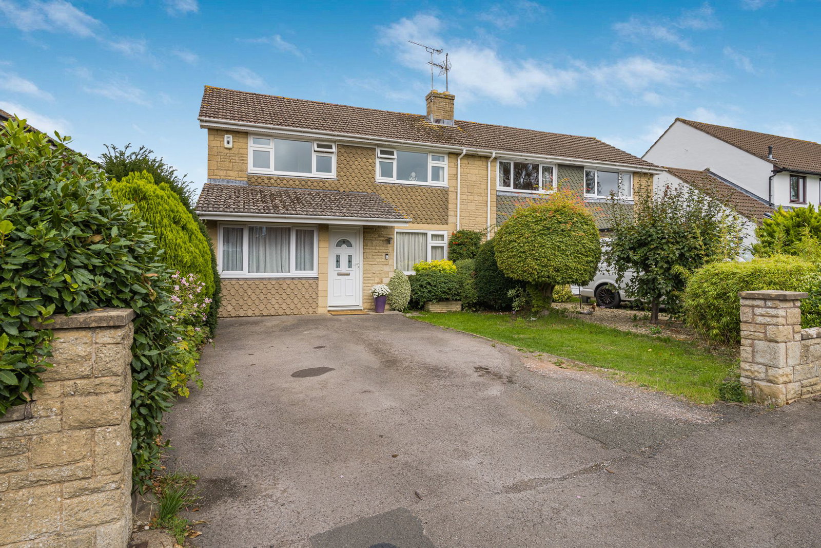 Semi Detached House for sale in Cheltenham, Farmfield Road, Cheltenham, GL51, 1342 m²