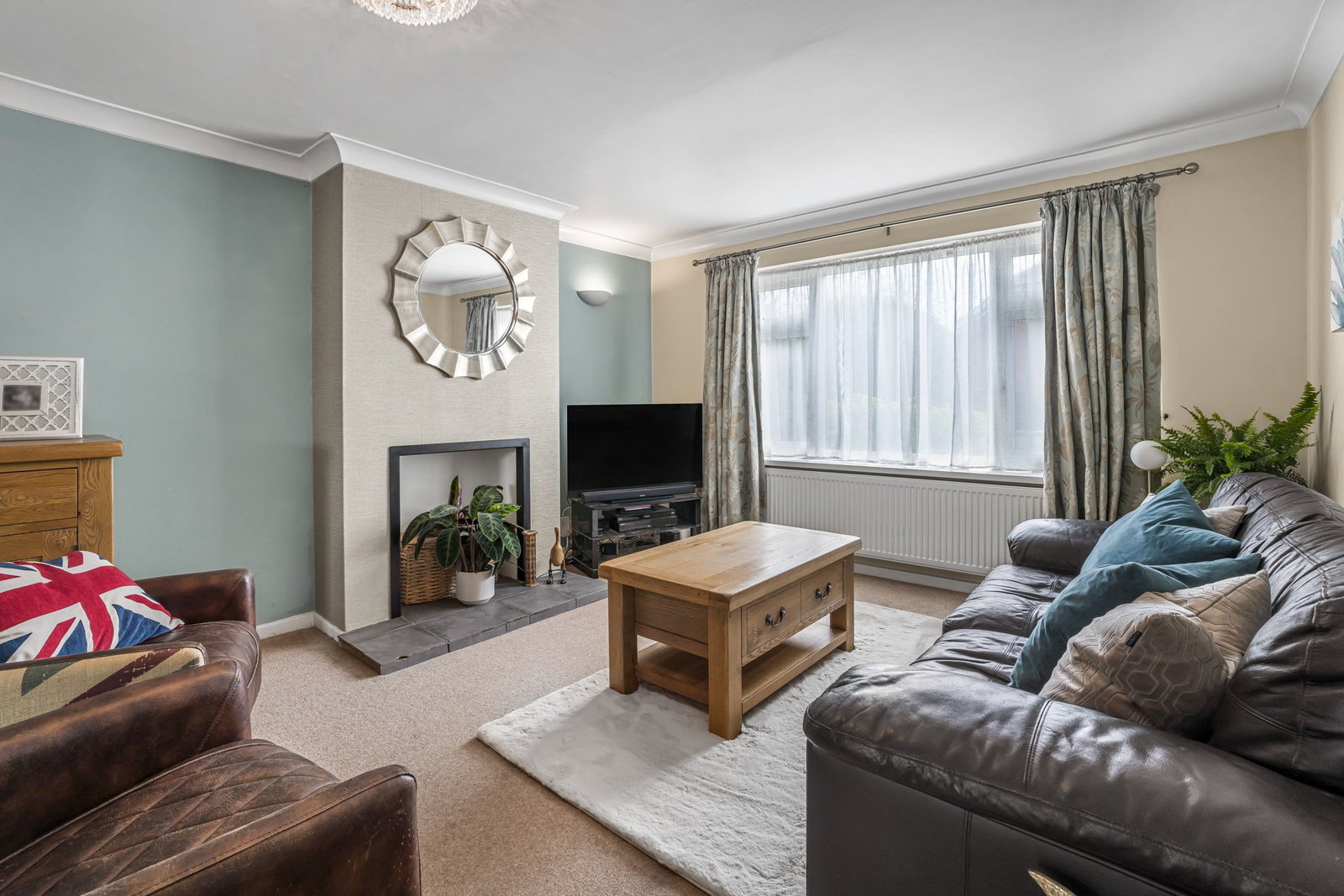 Semi Detached House for sale in Cheltenham, Farmfield Road, Cheltenham, GL51, 1342 m²