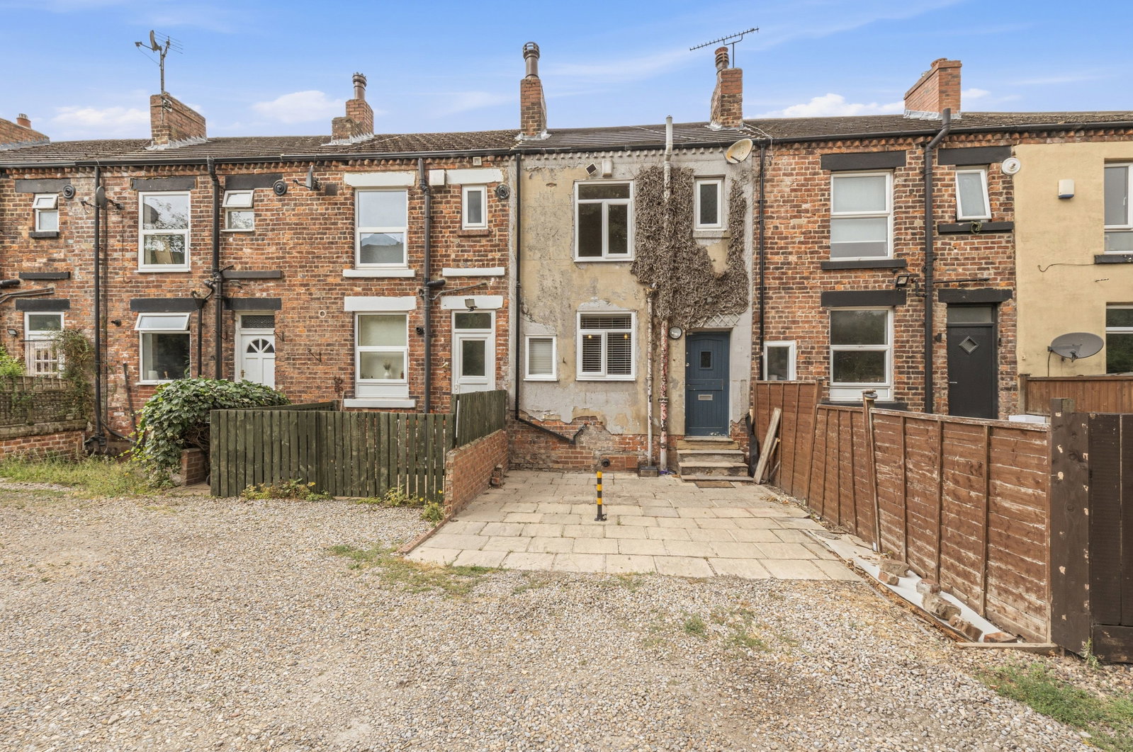 Terraced House for sale in Leeds, Wakefield Road, Garforth, Leeds, LS25 1NE