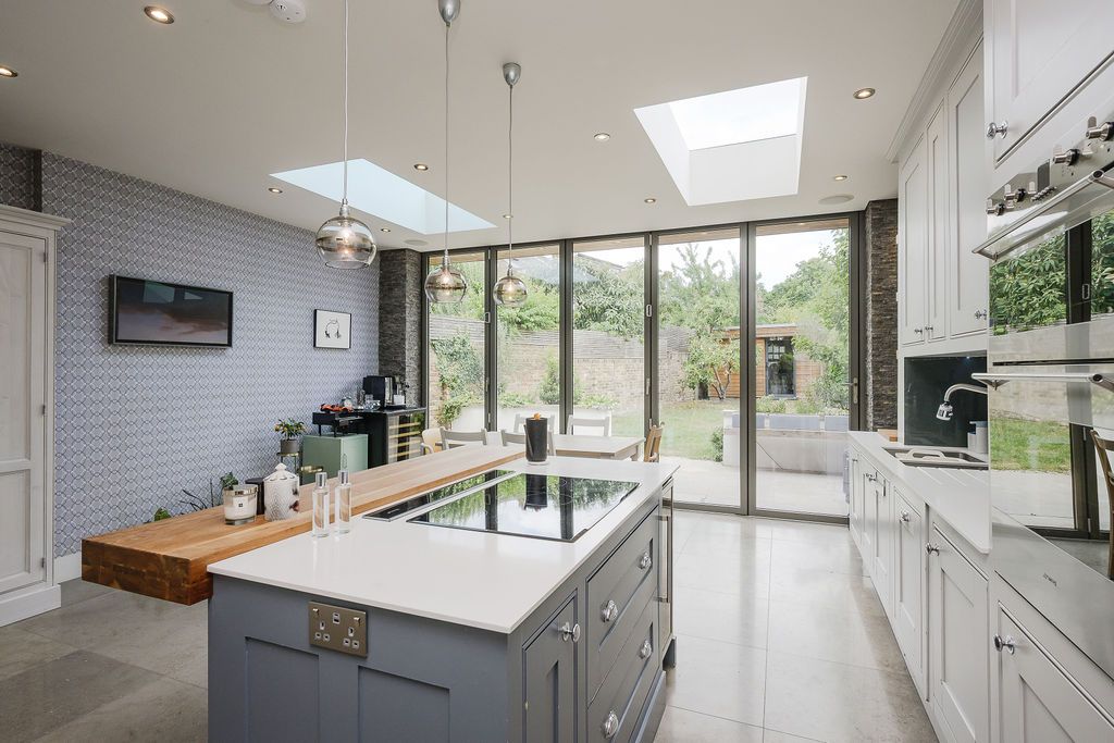 End Of Terrace House for sale in London, Pendarves Road, West Wimbledon, SW20, 1587 m²