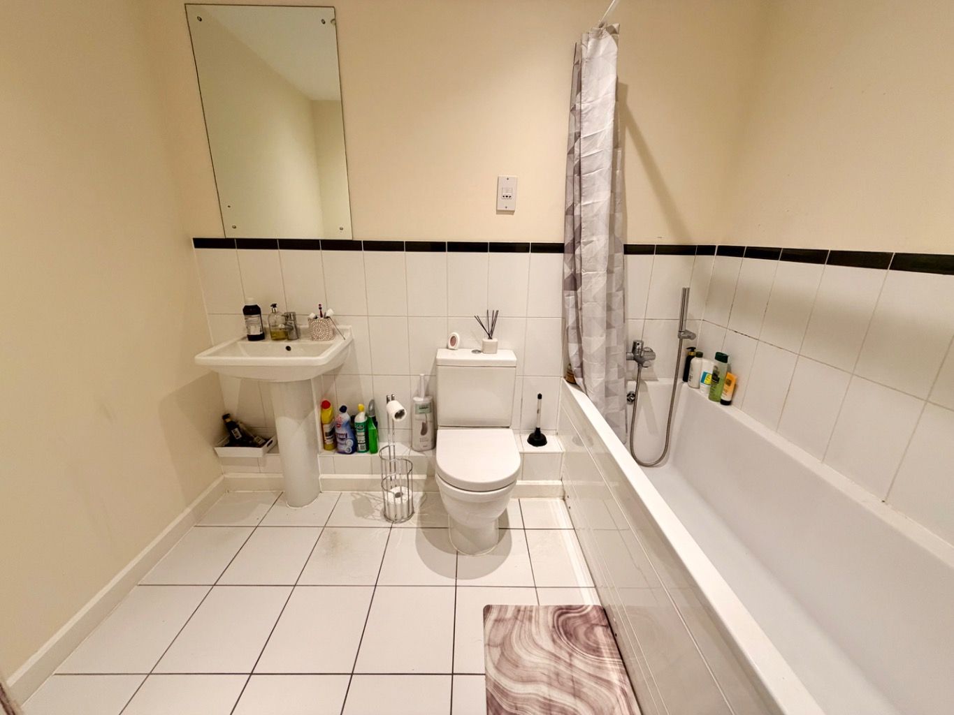 Flat for sale in Watford, Metropolitan Station Approach, Watford, WD18 7BL, 797 m²