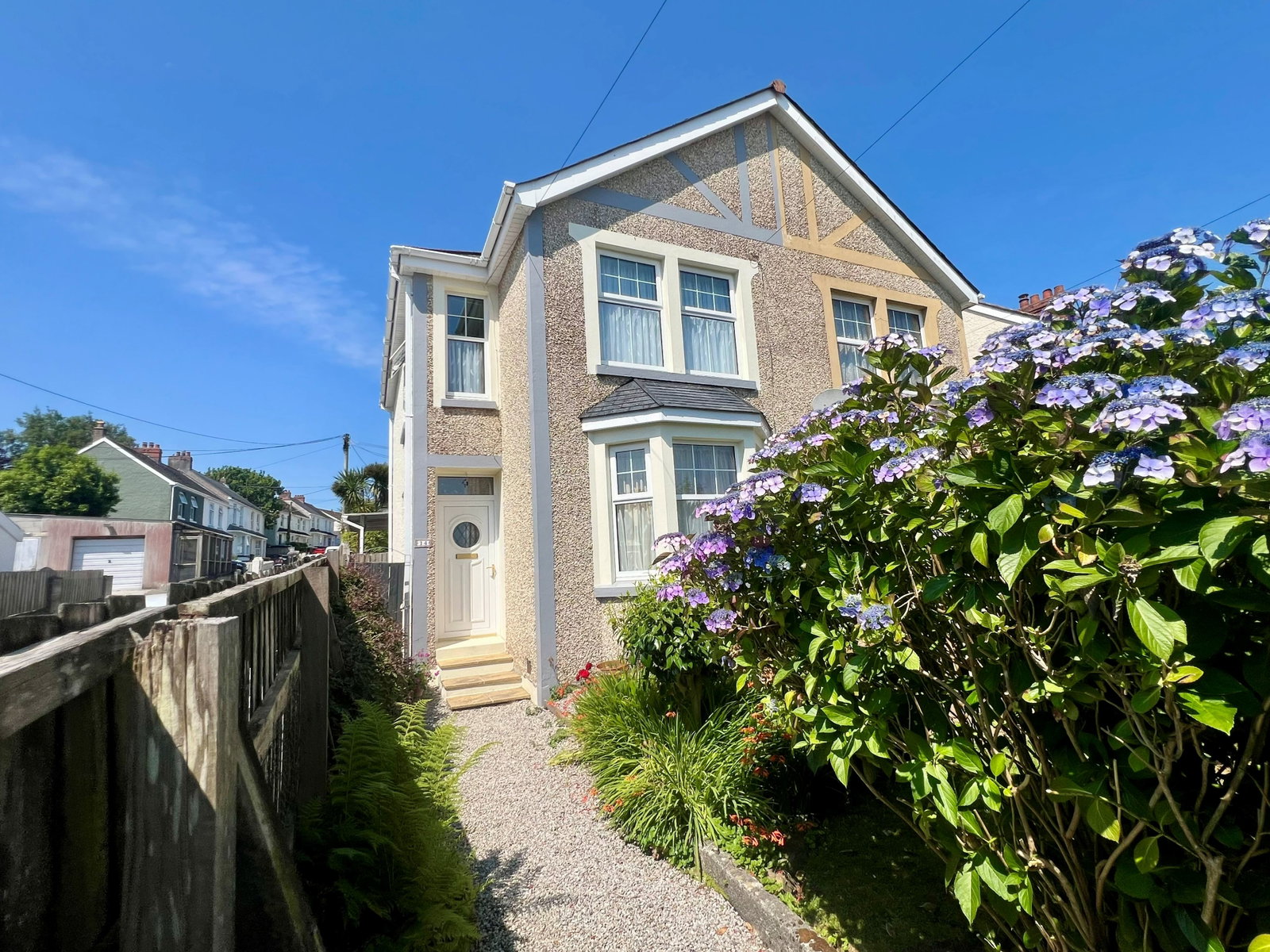 Semi Detached House in Par