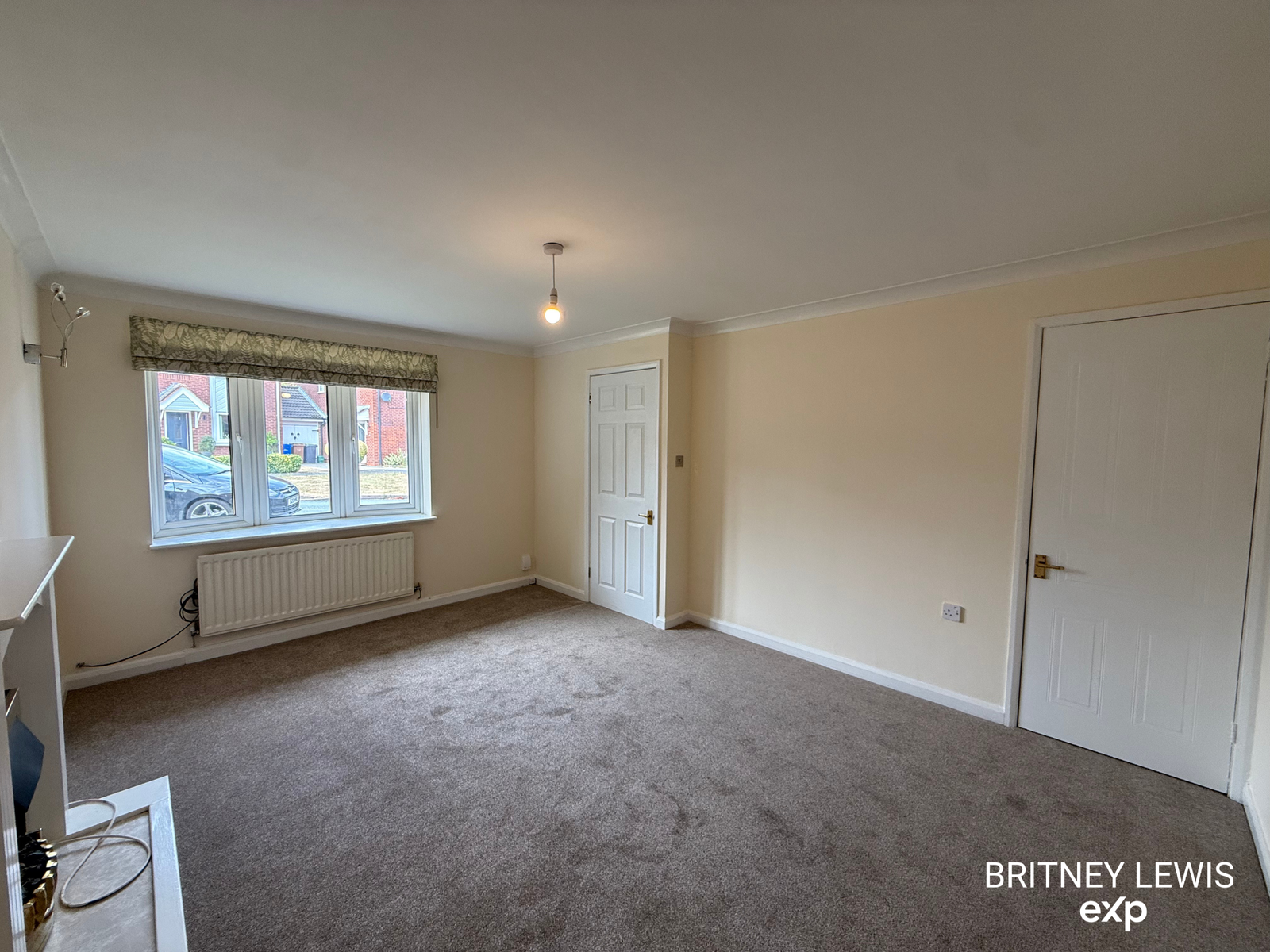Semi Detached House for sale in Burton-on-trent, Goodwood Close, Stretton, Burton-on-Trent