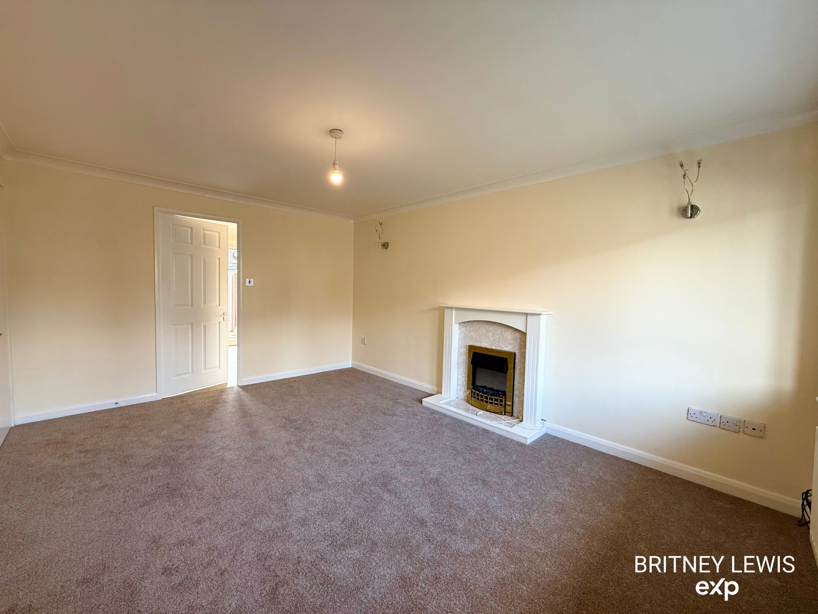 Semi Detached House for sale in Burton-on-trent, Goodwood Close, Stretton, Burton-on-Trent