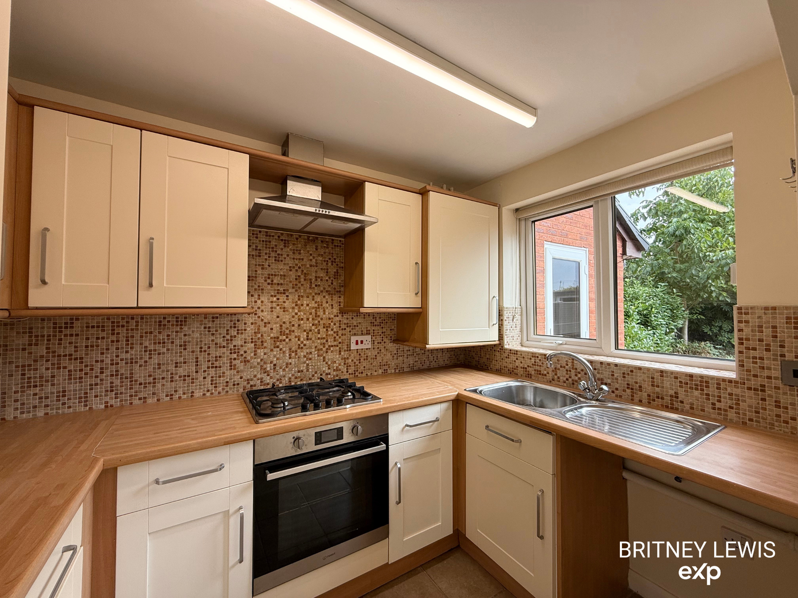 Semi Detached House for sale in Burton-on-trent, Goodwood Close, Stretton, Burton-on-Trent