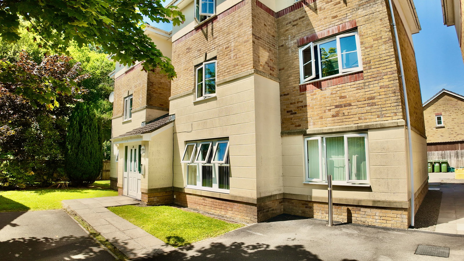 Flat in Newport