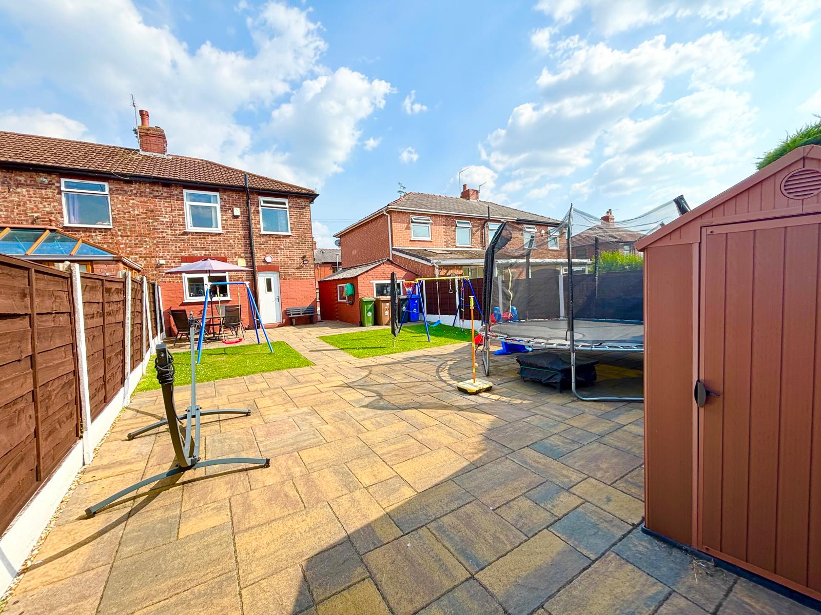 Semi Detached House for sale in Ashton-under-lyne, Wilshaw Grove, Ashton-under-lyne, OL7 9QU