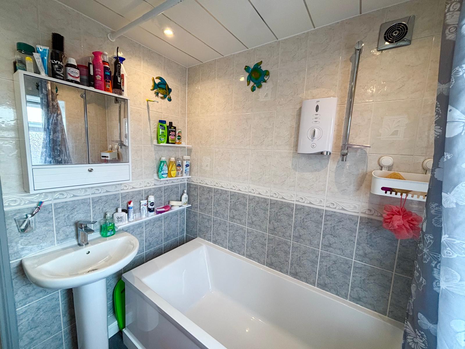 Semi Detached House in Ashton-under-lyne