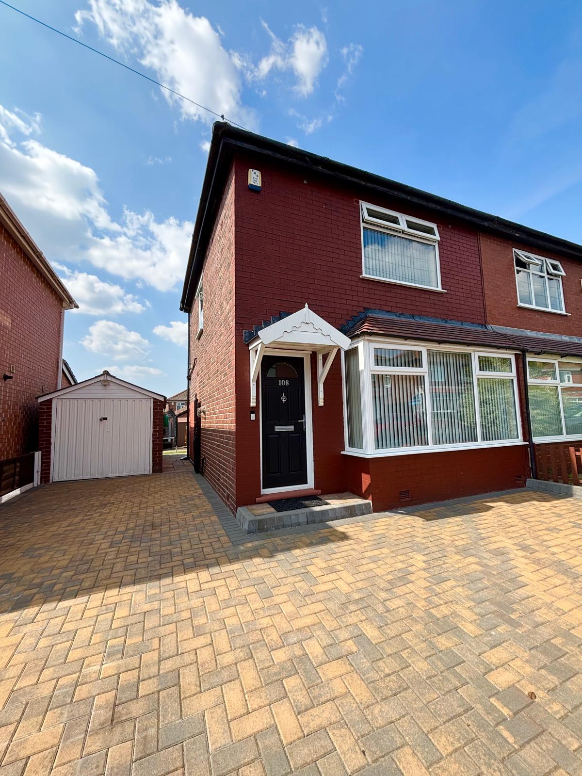 Semi Detached House in Ashton-under-lyne