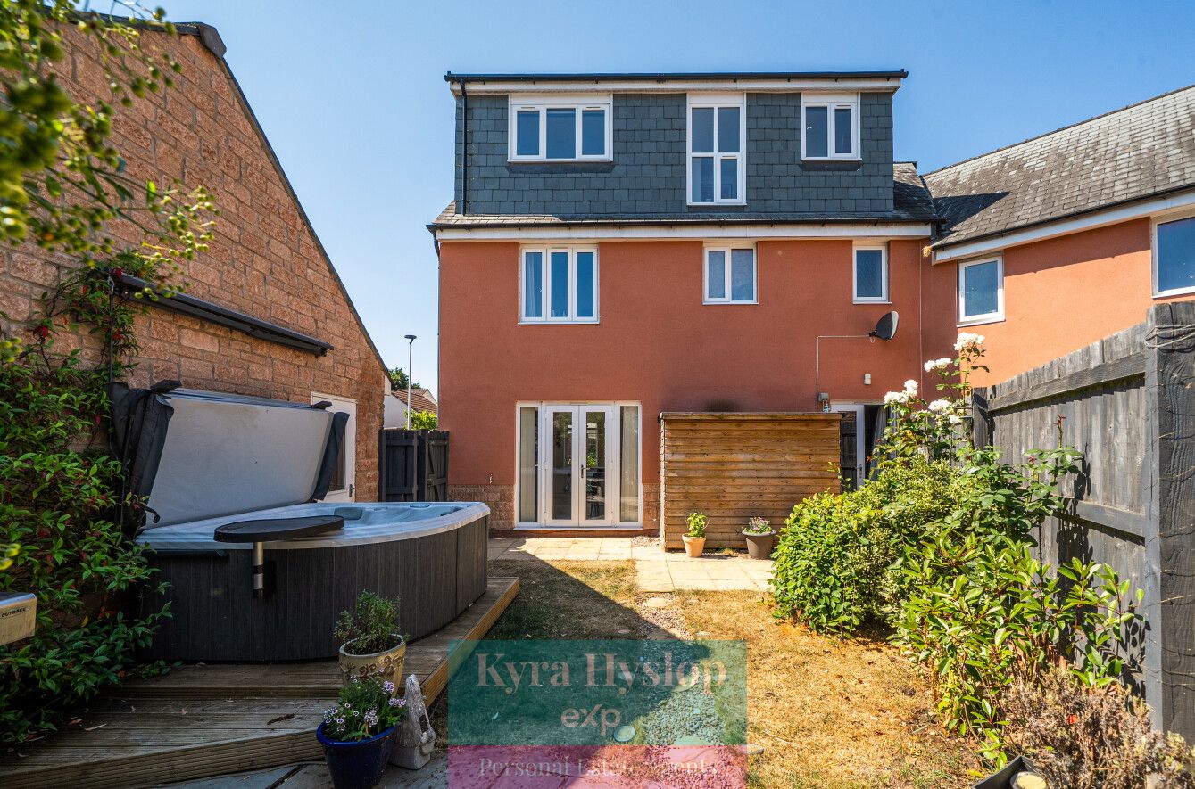 Semi Detached House for sale in Exeter, Barn Orchard, Cranbrook, Exeter, EX5 7AE, 1335 m²