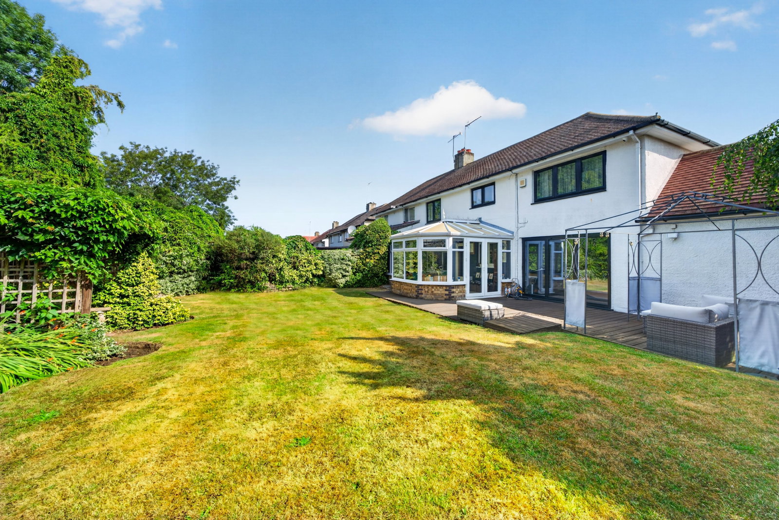 Semi Detached House in Borehamwood