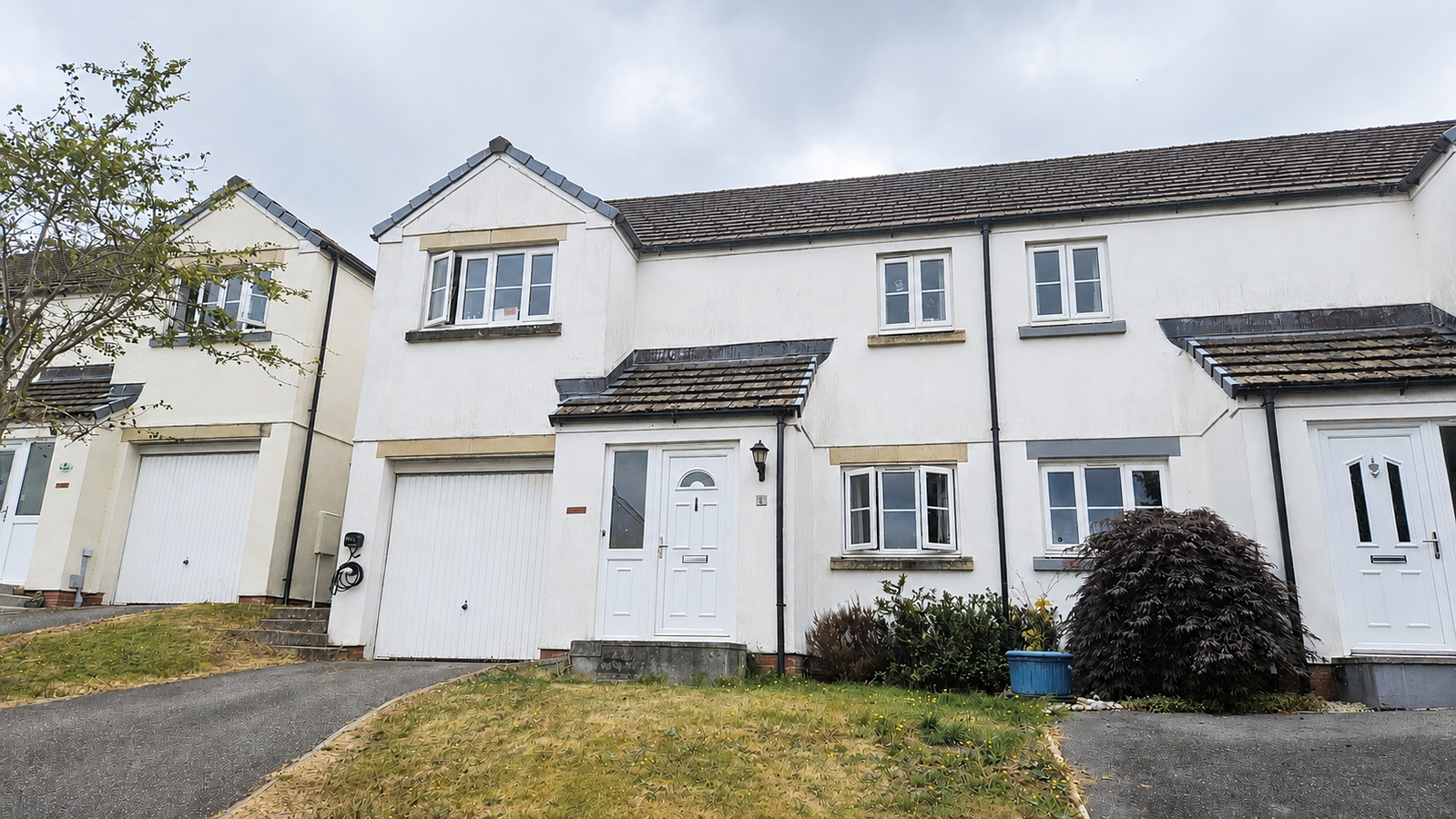 Semi Detached House in Par