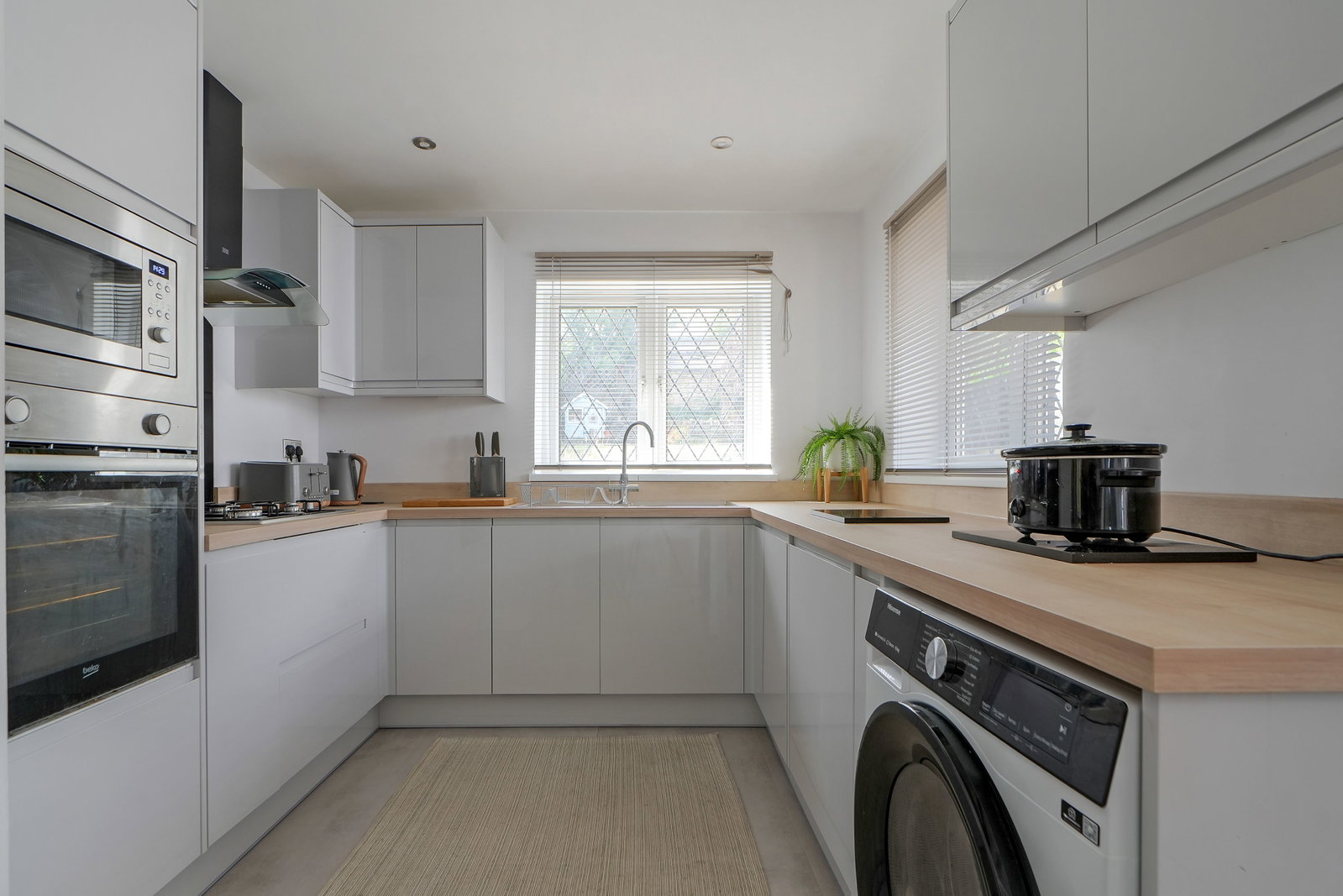 Semi Detached House for sale in Sheffield, Penistone Road, Grenoside S35, 1013 m²
