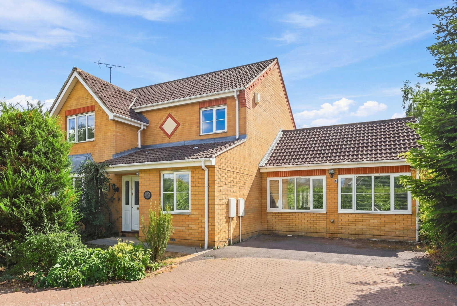 Detached House for sale in Rayleigh, Laburnum Way, Rayleigh, Essex, SS6 9GN