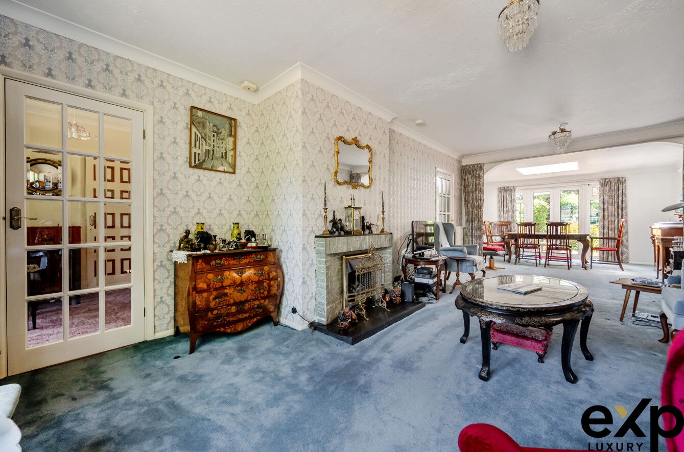 Detached House for sale in Virginia Water, Oak Tree Close, Virginia Water, GU25, 2524 m²