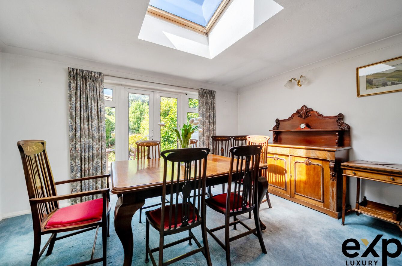 Detached House for sale in Virginia Water, Oak Tree Close, Virginia Water, GU25, 2524 m²