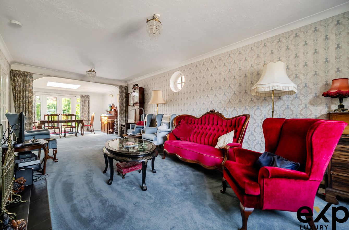 Detached House for sale in Virginia Water, Oak Tree Close, Virginia Water, GU25, 2524 m²