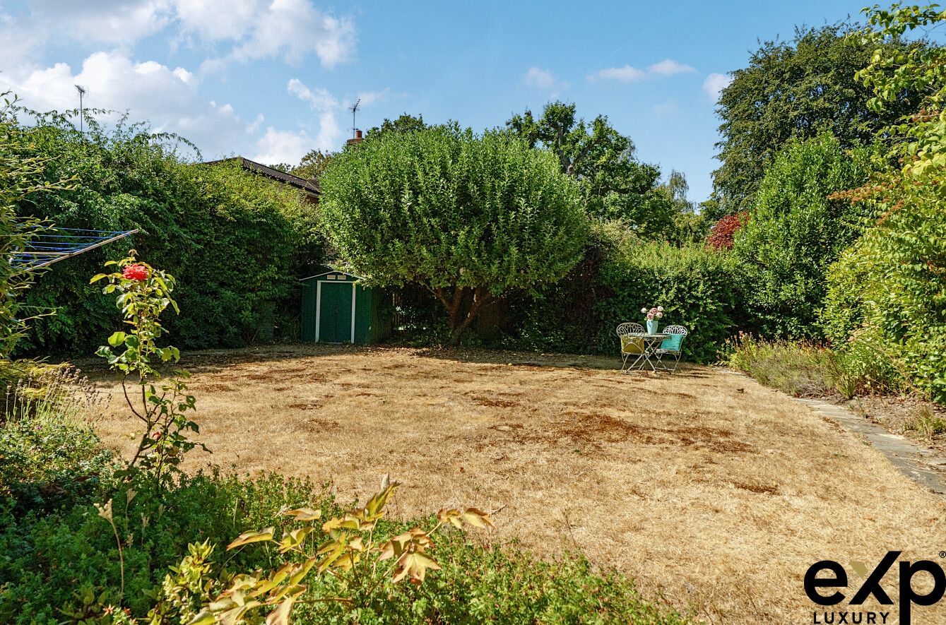 Detached House for sale in Virginia Water, Oak Tree Close, Virginia Water, GU25, 2524 m²