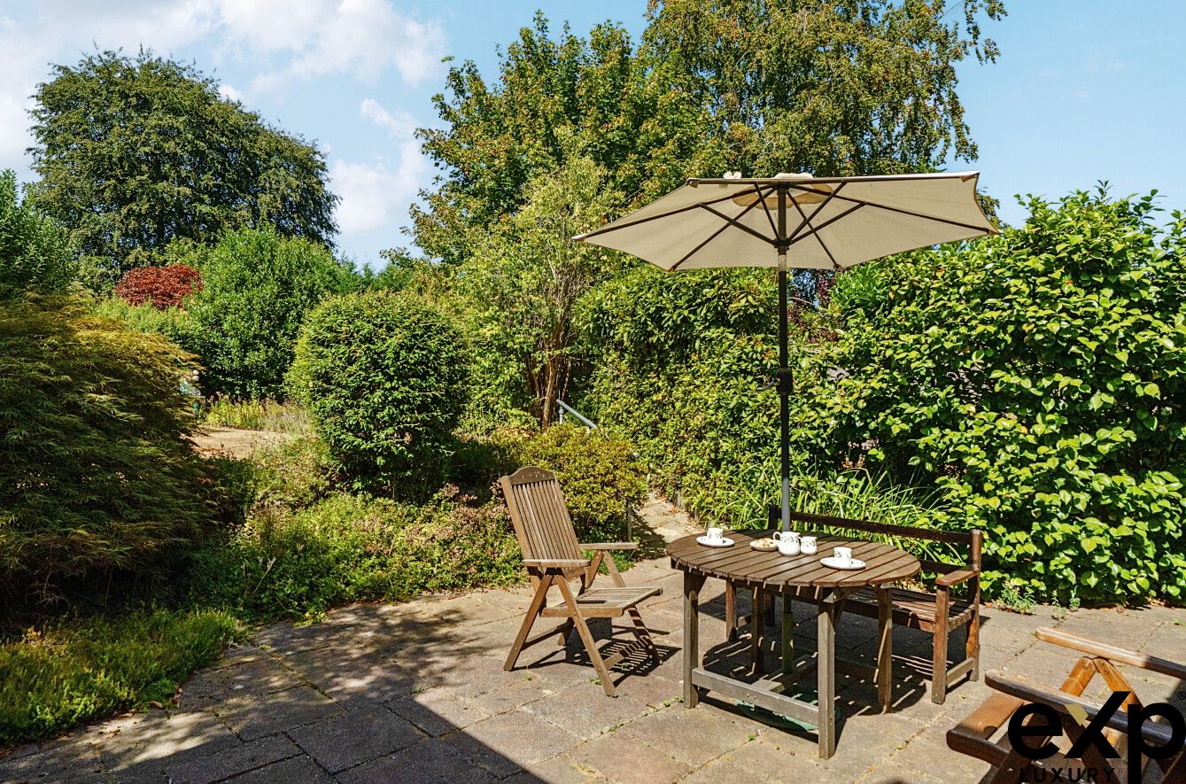 Detached House for sale in Virginia Water, Oak Tree Close, Virginia Water, GU25, 2524 m²