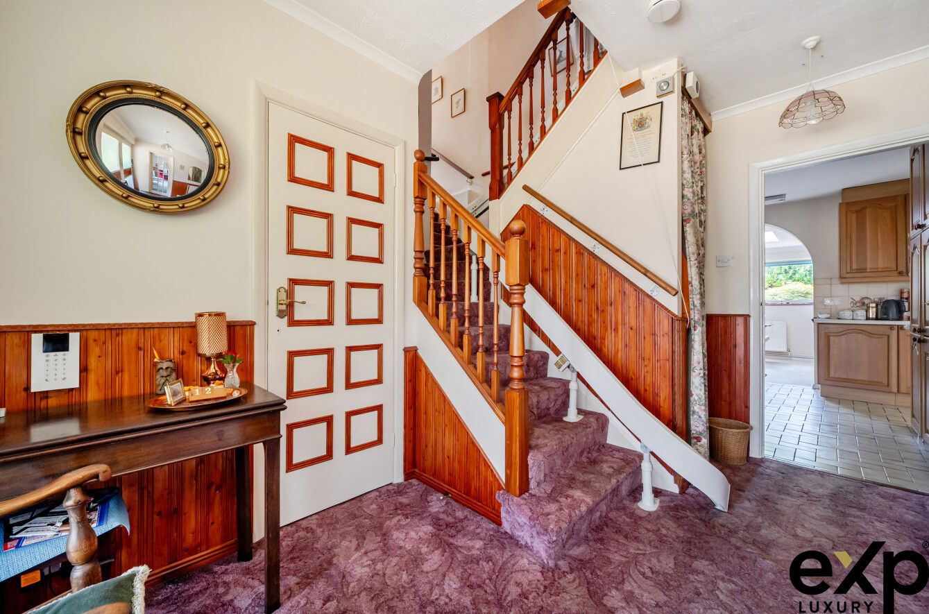 Detached House for sale in Virginia Water, Oak Tree Close, Virginia Water, GU25, 2524 m²
