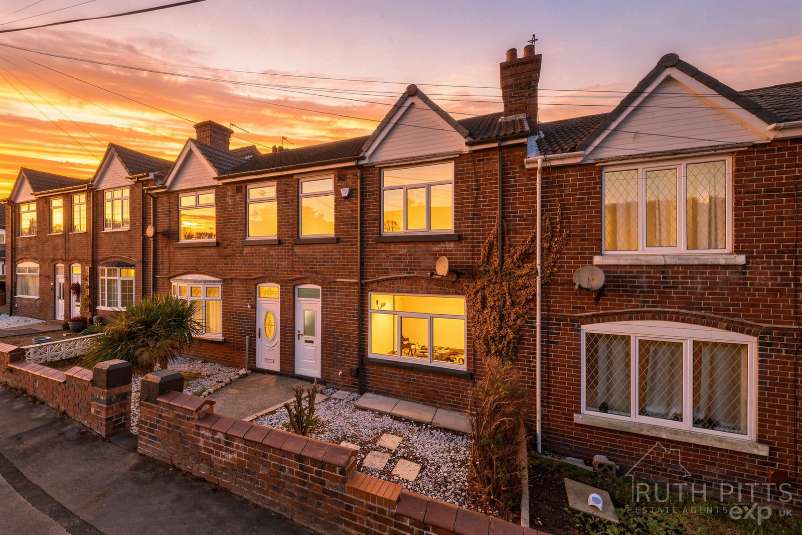 Terraced House for sale in Pontefract, Broadway, South Elmsall, WF9
