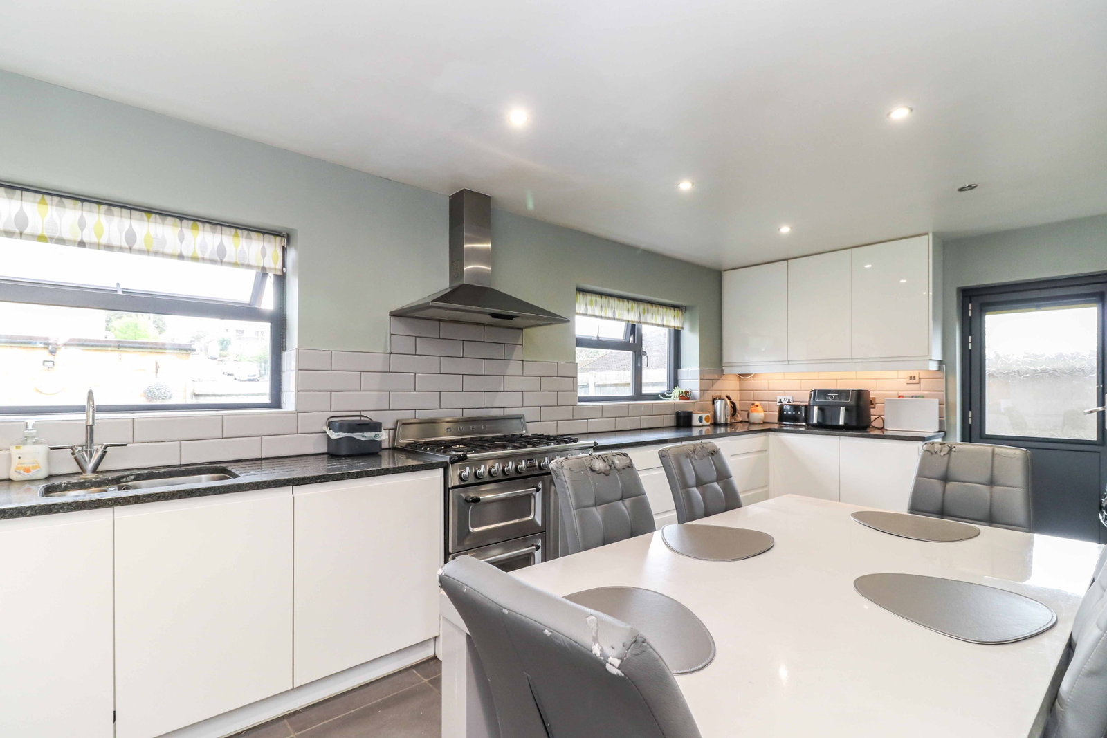 Semi Detached House for sale in Hemel Hempstead, St. Albans Hill, Hemel Hempstead, HP3 9NQ