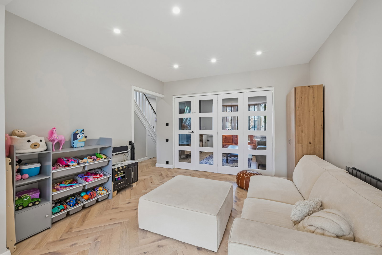 Semi Detached House for sale in Ewell, River Way, Ewell, Surrey, KT19 0HJ, 1012 m²
