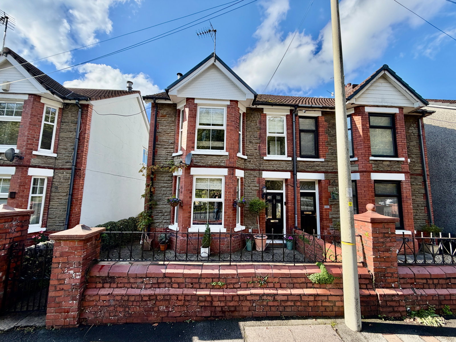 Semi Detached House for sale in Blackwood, Victoria Road, Fleur De Lis, NP12, 1033 m²