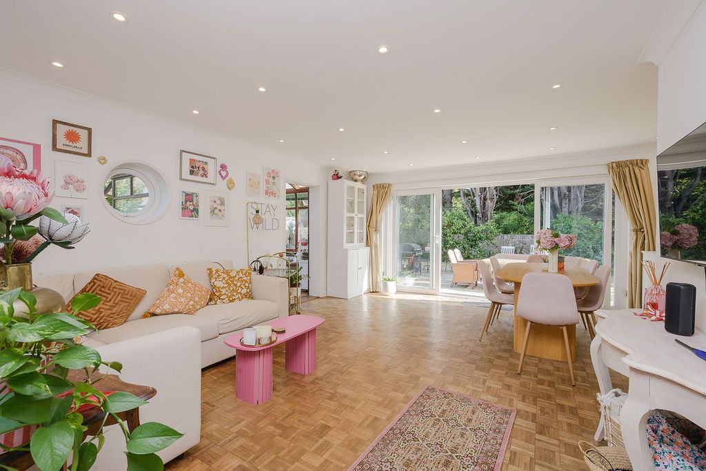 Link Detached House for sale in Surbiton, Hailsham Close, Surbiton, KT6 6QD
