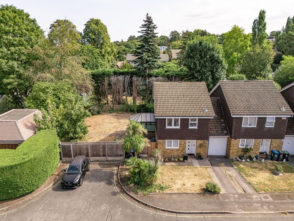 Link Detached House in Surbiton