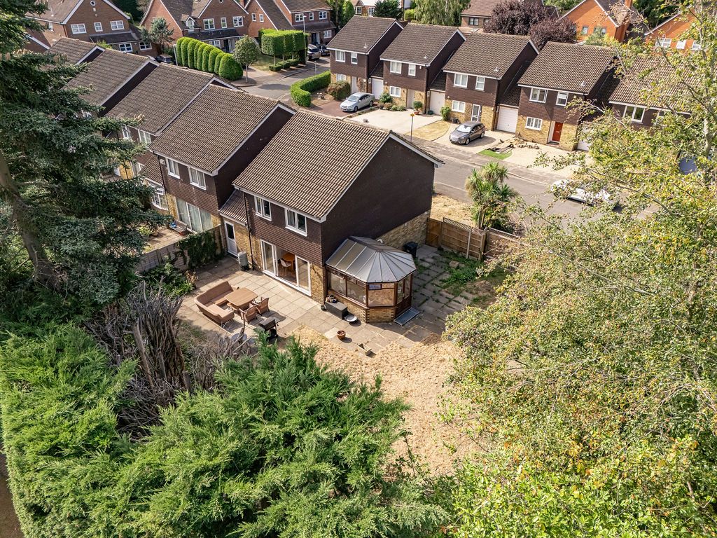 Link Detached House in Surbiton