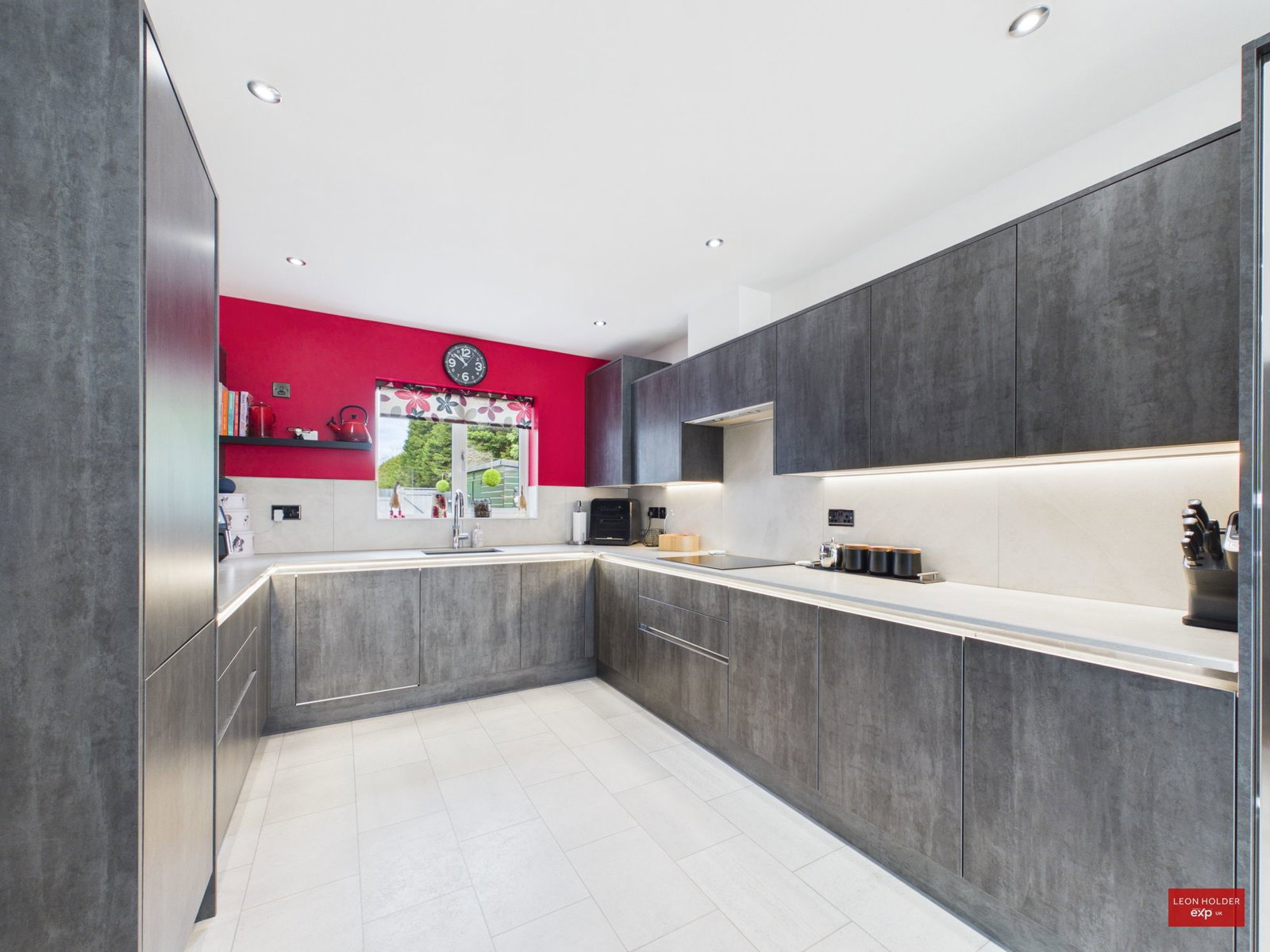 Detached House for sale in Gloucester, Marlstone Close, Gloucester, GL4 6ES, 1272 m²