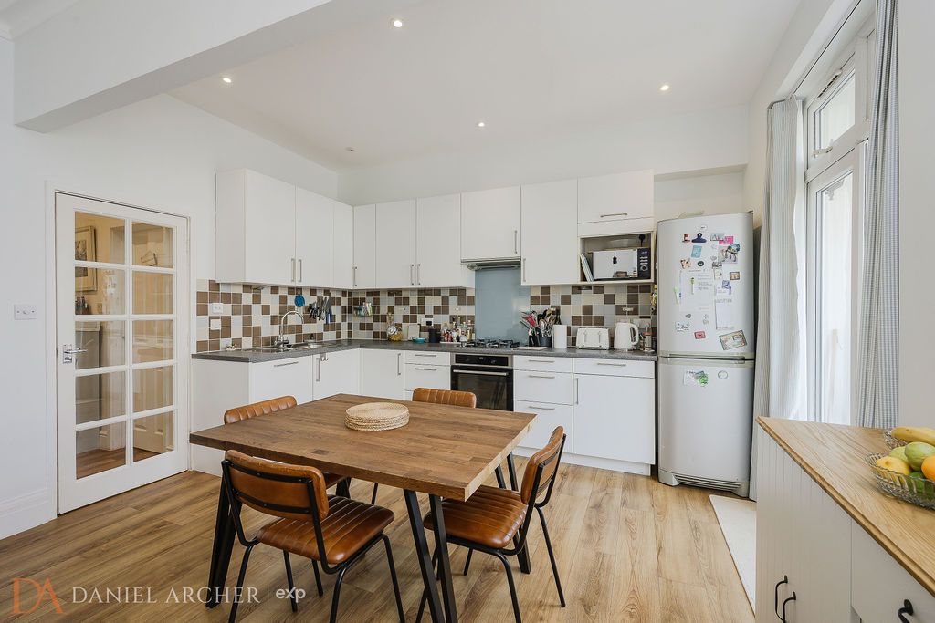 House for sale in London, Laurel Road, West Wimbledon, SW20, 1376 m²