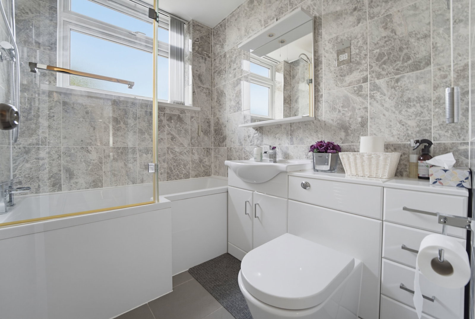 Flat for sale in London, Hamilton Road, London, W5